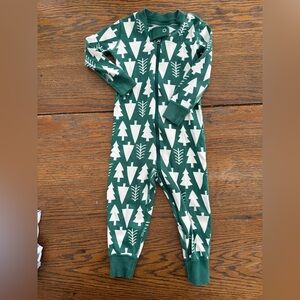 Hanna Andersson green pine trees Zippie Holiday Pajama Set - 2T